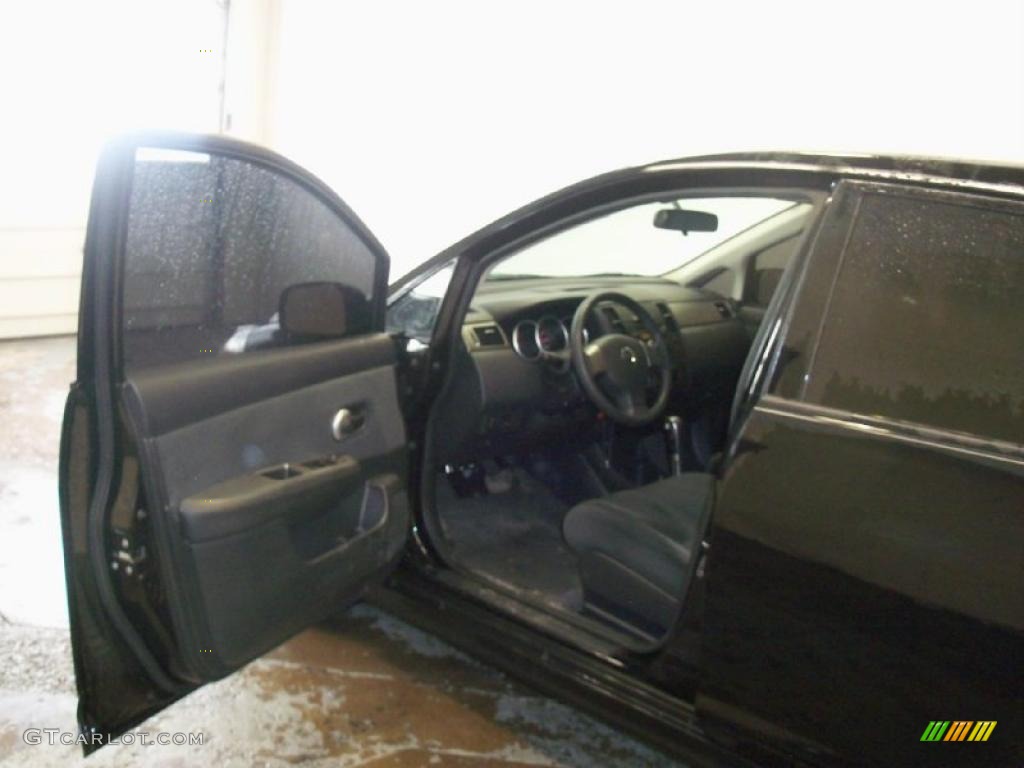 2009 Versa 1.8 S Hatchback - Super Black / Charcoal photo #13