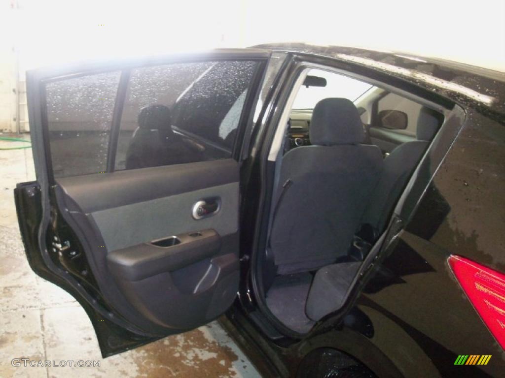 2009 Versa 1.8 S Hatchback - Super Black / Charcoal photo #14