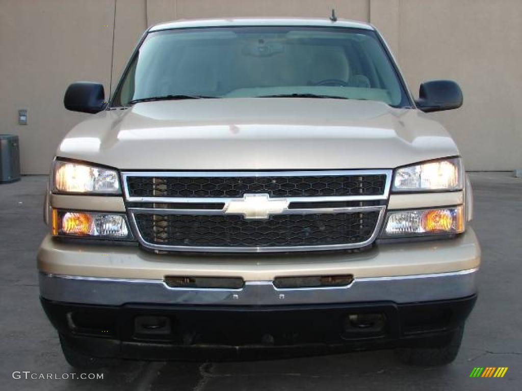 2007 Silverado 1500 Classic LT Crew Cab 4x4 - Sandstone Metallic / Tan photo #4