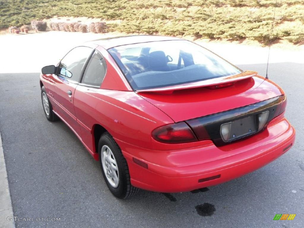 1998 Bright Red Pontiac Sunfire Se Coupe 26068555 Photo 2 1998 Sunfire Se Coupe Bright Red Graphite Photo 2