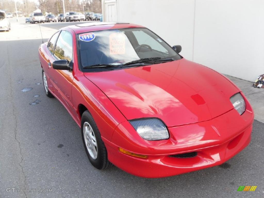 1998 Sunfire SE Coupe - Bright Red / Graphite photo #5