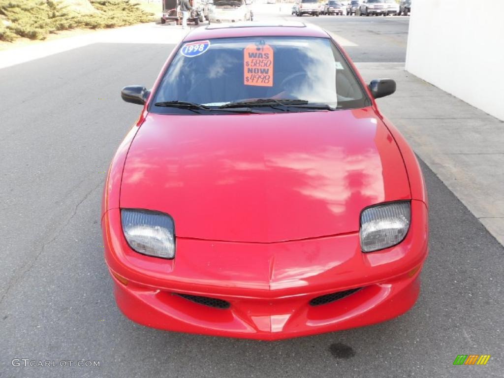1998 Sunfire SE Coupe - Bright Red / Graphite photo #6