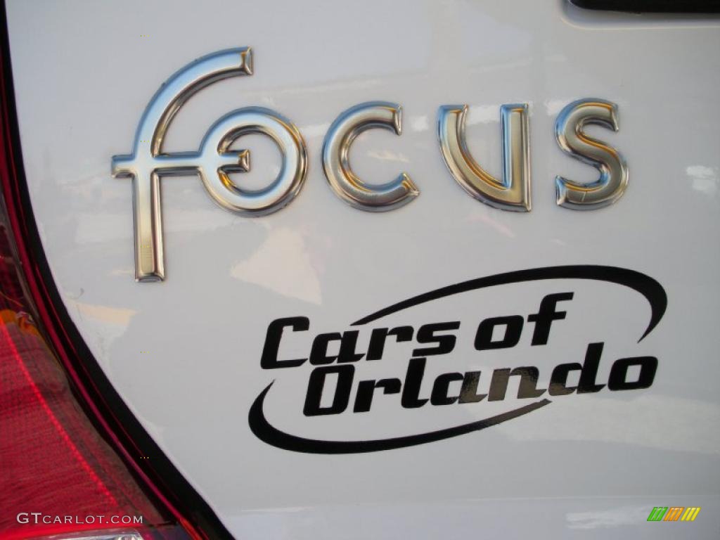 2003 Focus SE Sedan - Cloud 9 White / Medium Graphite photo #9