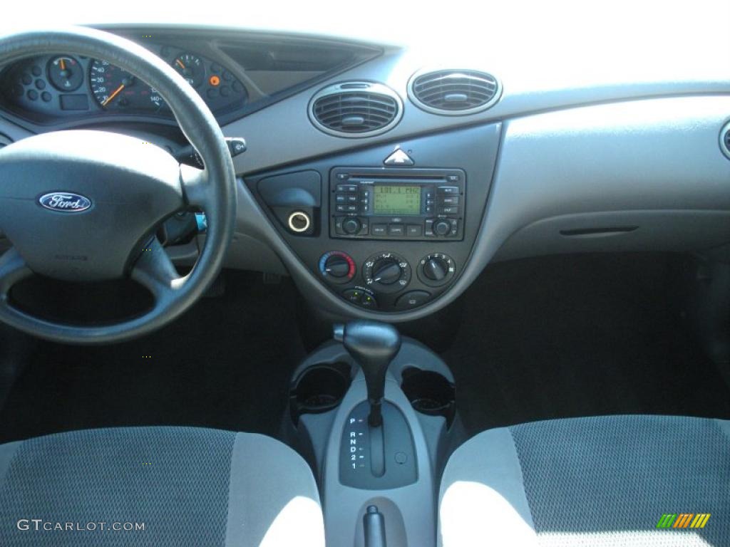 2003 Focus SE Sedan - Cloud 9 White / Medium Graphite photo #17