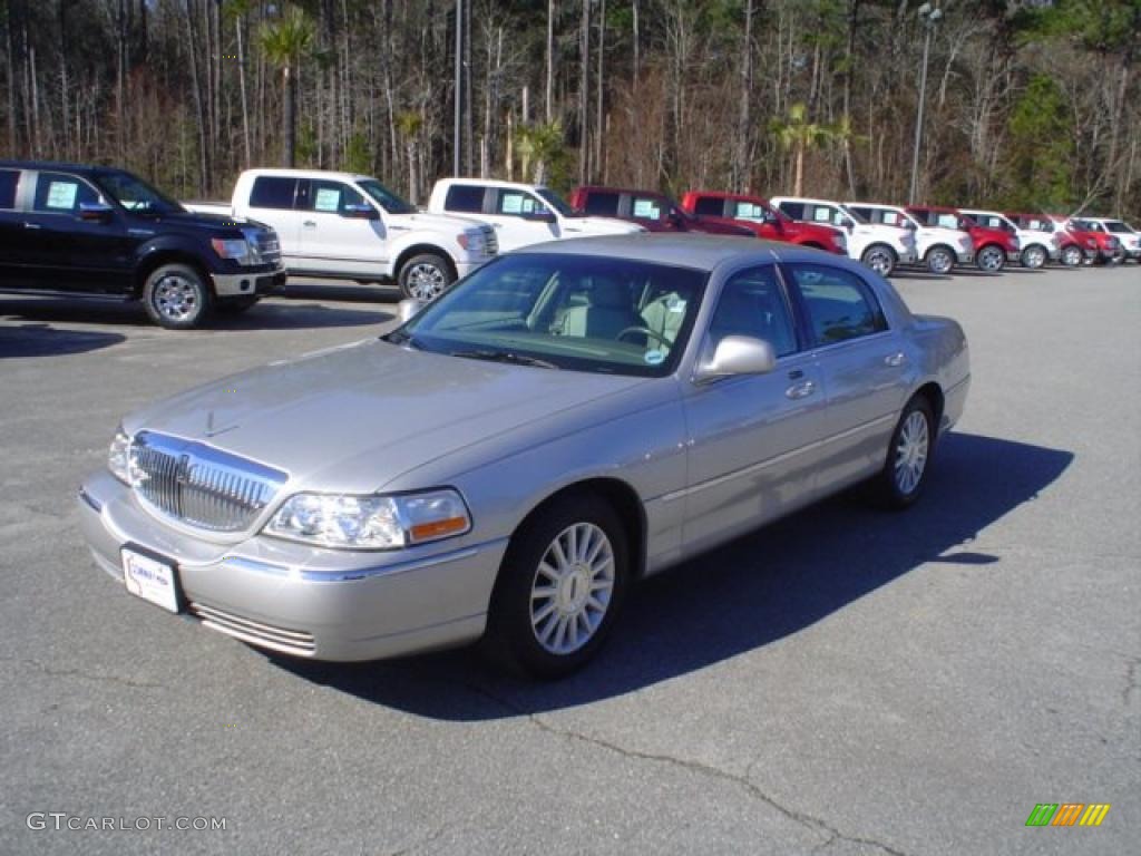 2004 Town Car Signature - Silver Birch Metallic / Shale/Dove photo #1