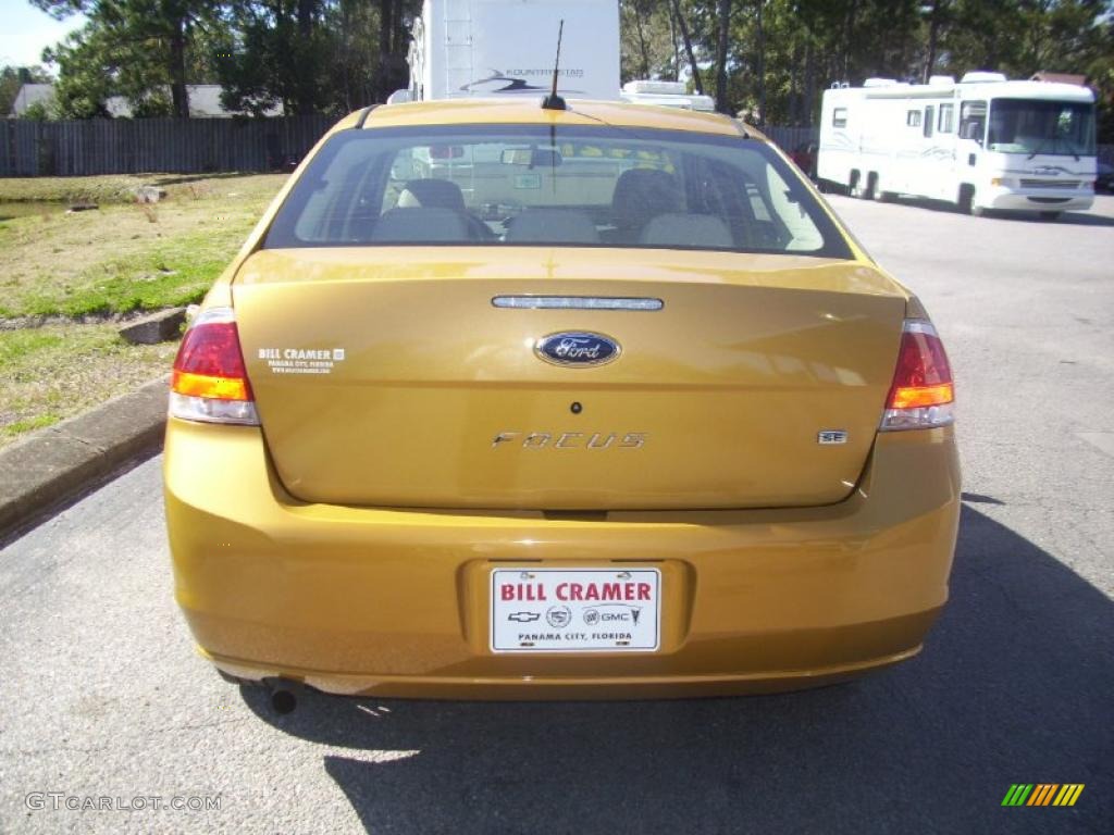 2009 Focus SE Sedan - Amber Gold Metallic / Medium Stone photo #3