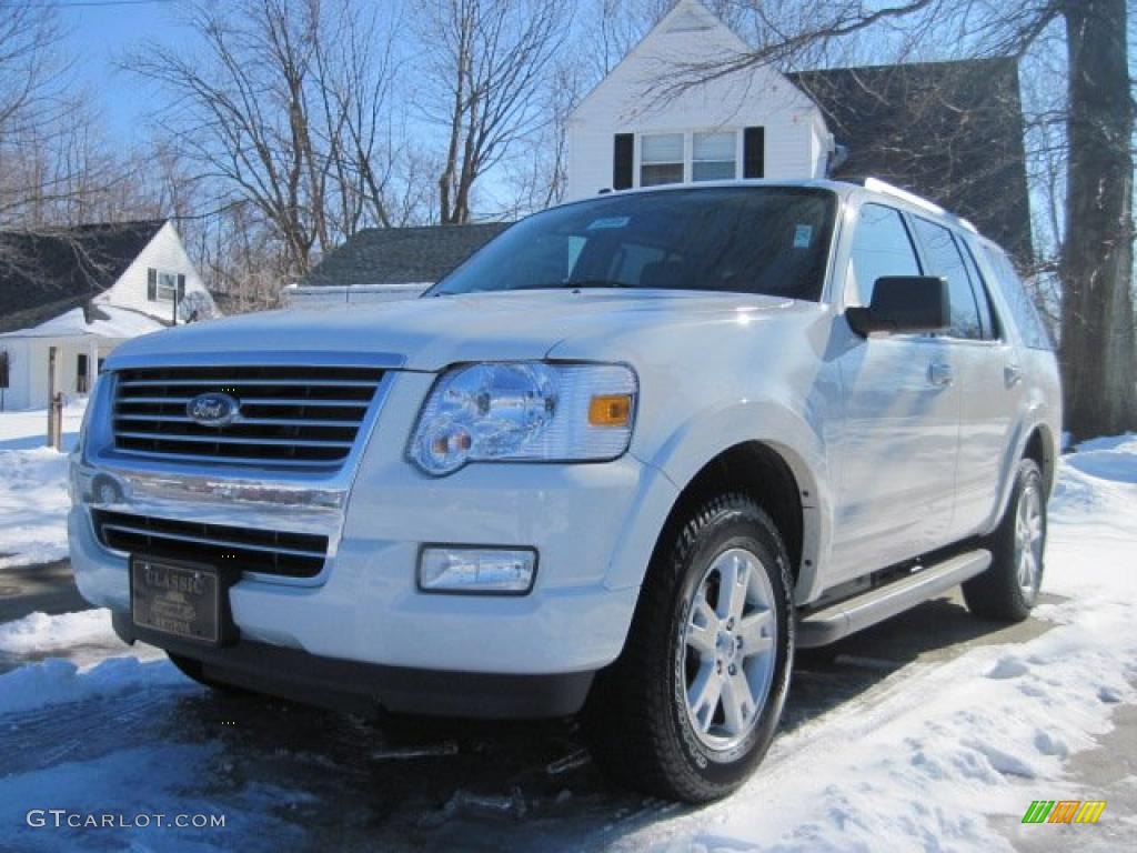 2010 Explorer XLT 4x4 - White Suede / Black photo #1