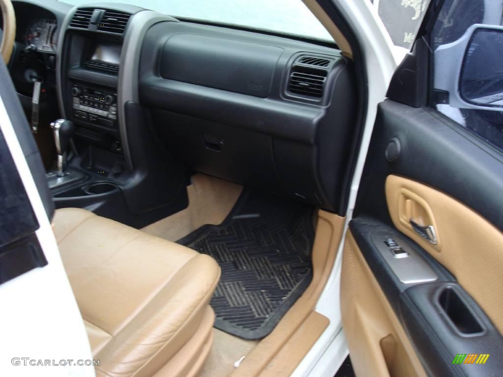 2002 Axiom AWD - Alpine White / Black/Tan photo #11