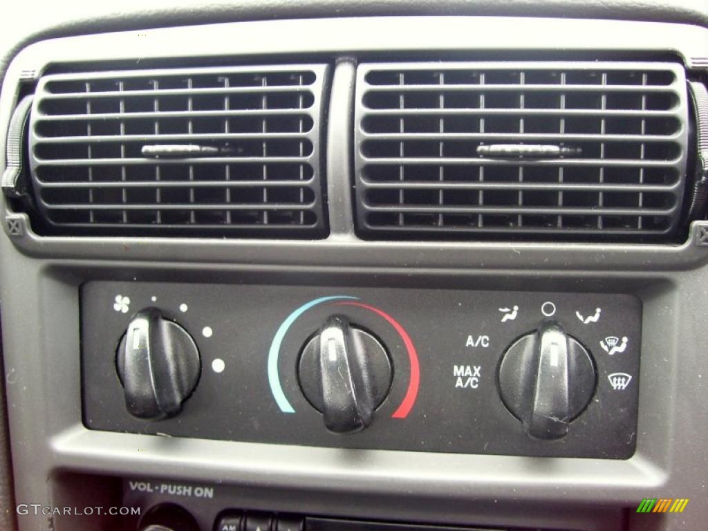 2002 Mustang V6 Coupe - Satin Silver Metallic / Medium Graphite photo #13