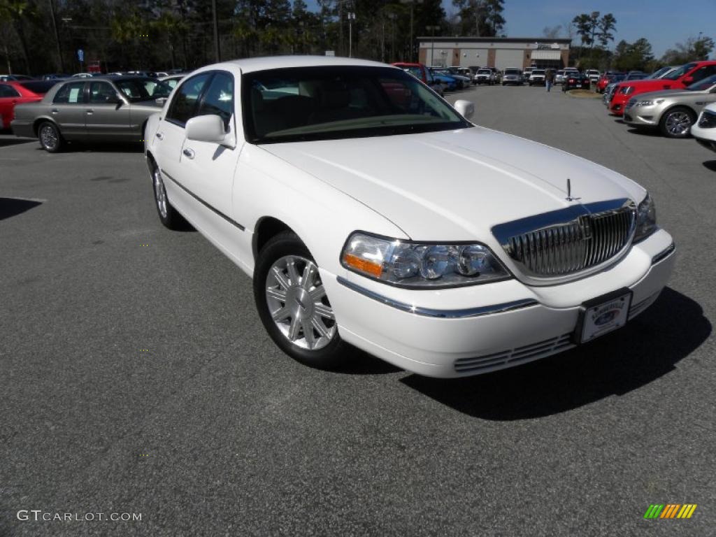 2009 Vibrant White Lincoln Town Car Signature Limited 26125590 Vibrant White Lincoln Town Car