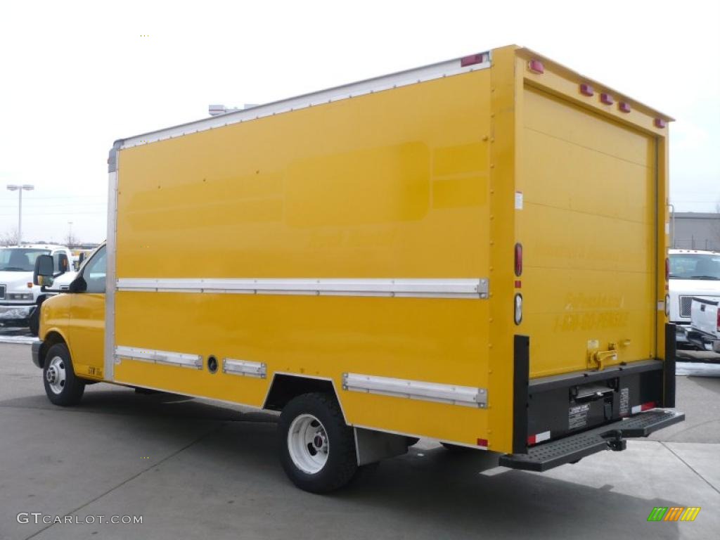 2007 Savana Cutaway 3500 Commercial Cargo Van - Yellow / Medium Pewter photo #4