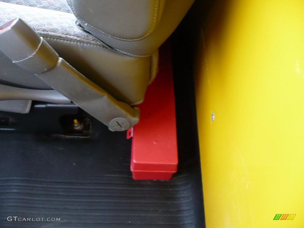 2007 Savana Cutaway 3500 Commercial Cargo Van - Yellow / Medium Pewter photo #16