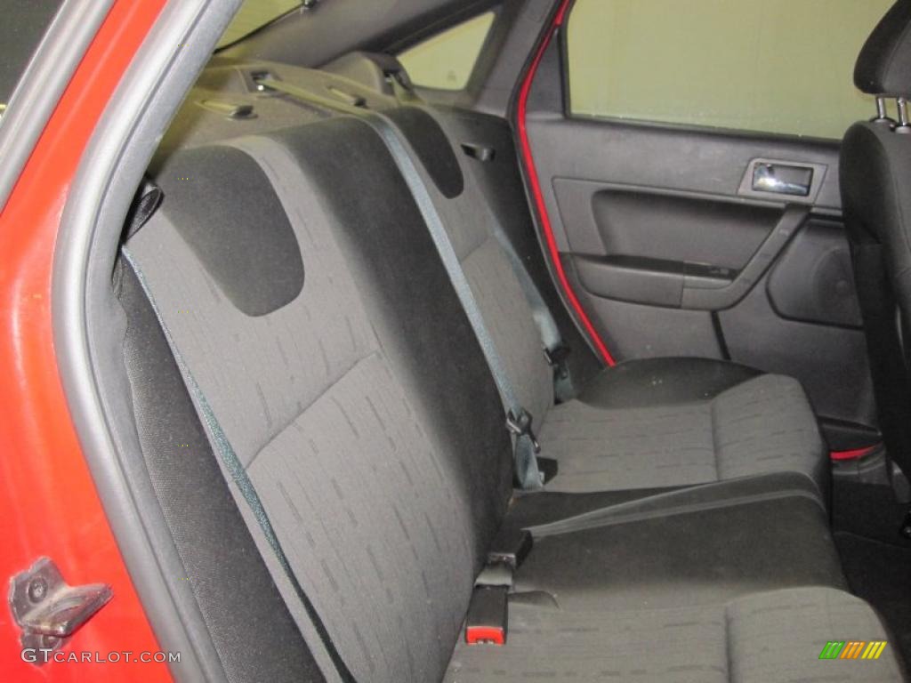 2008 Focus SE Sedan - Vermillion Red / Charcoal Black photo #7