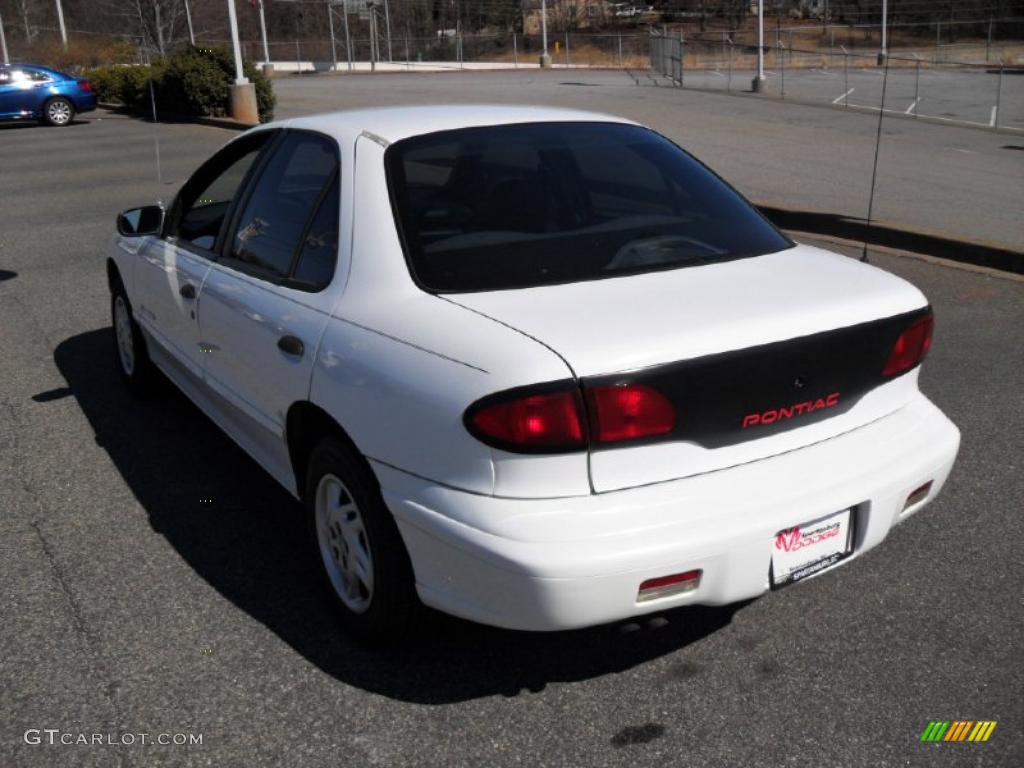 1998 Sunfire SE Sedan - Bright White / Graphite photo #2