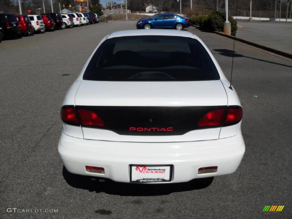 1998 Sunfire SE Sedan - Bright White / Graphite photo #3