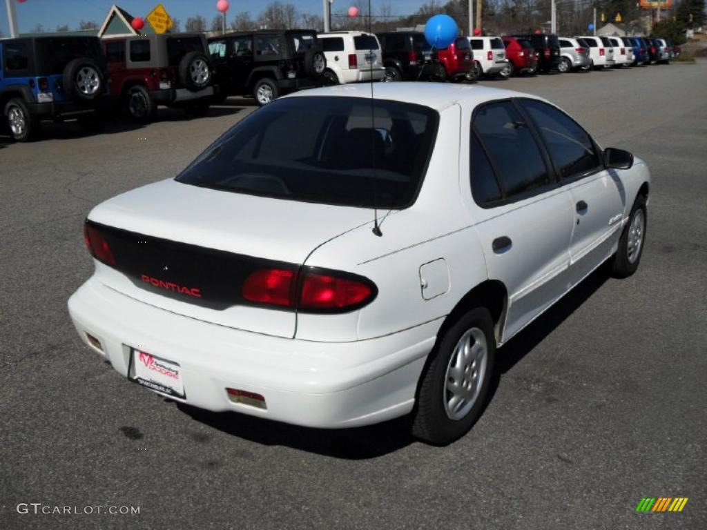 1998 Sunfire SE Sedan - Bright White / Graphite photo #4