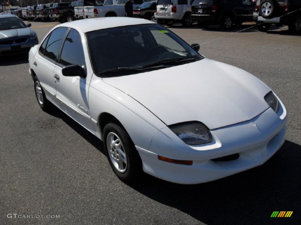 1998 Sunfire SE Sedan - Bright White / Graphite photo #5