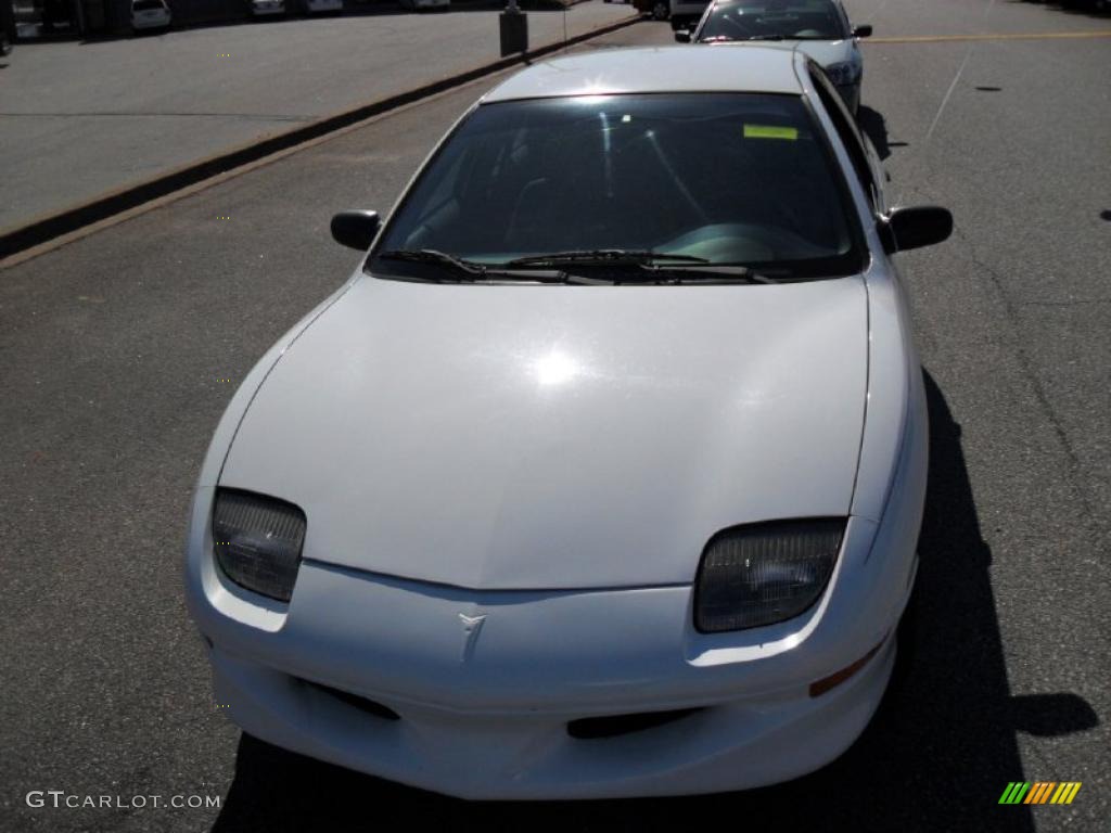 1998 Sunfire SE Sedan - Bright White / Graphite photo #6