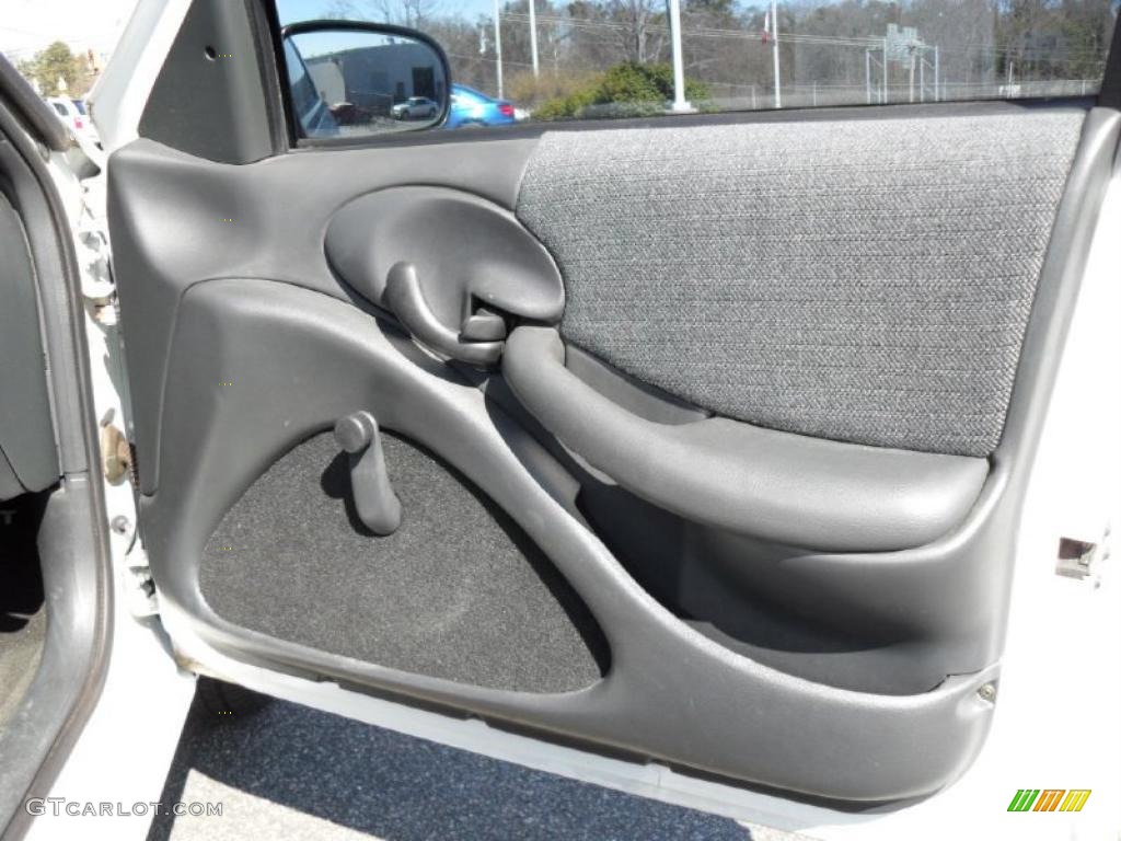 1998 Sunfire SE Sedan - Bright White / Graphite photo #15