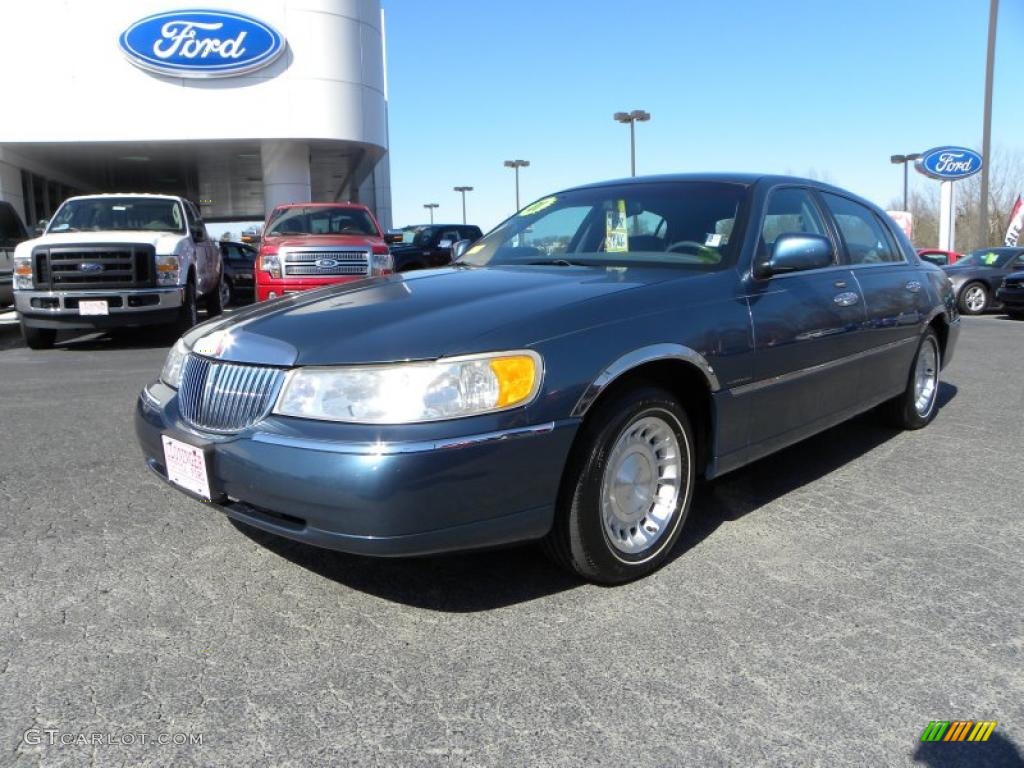 2001 Town Car Executive - Aqua Blue / Light Graphite photo #6