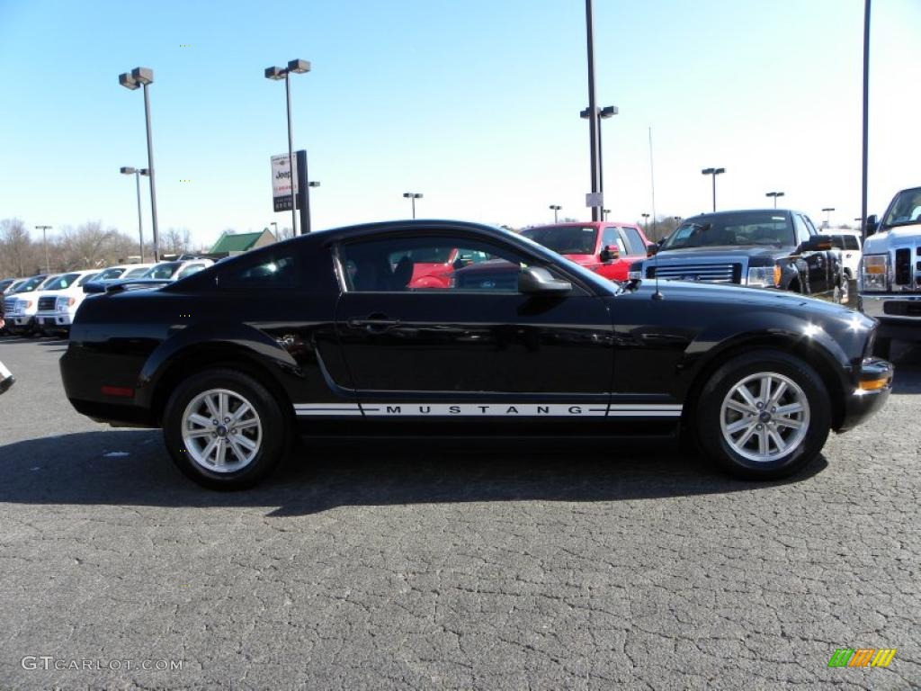 2006 Mustang V6 Deluxe Coupe - Black / Dark Charcoal photo #2