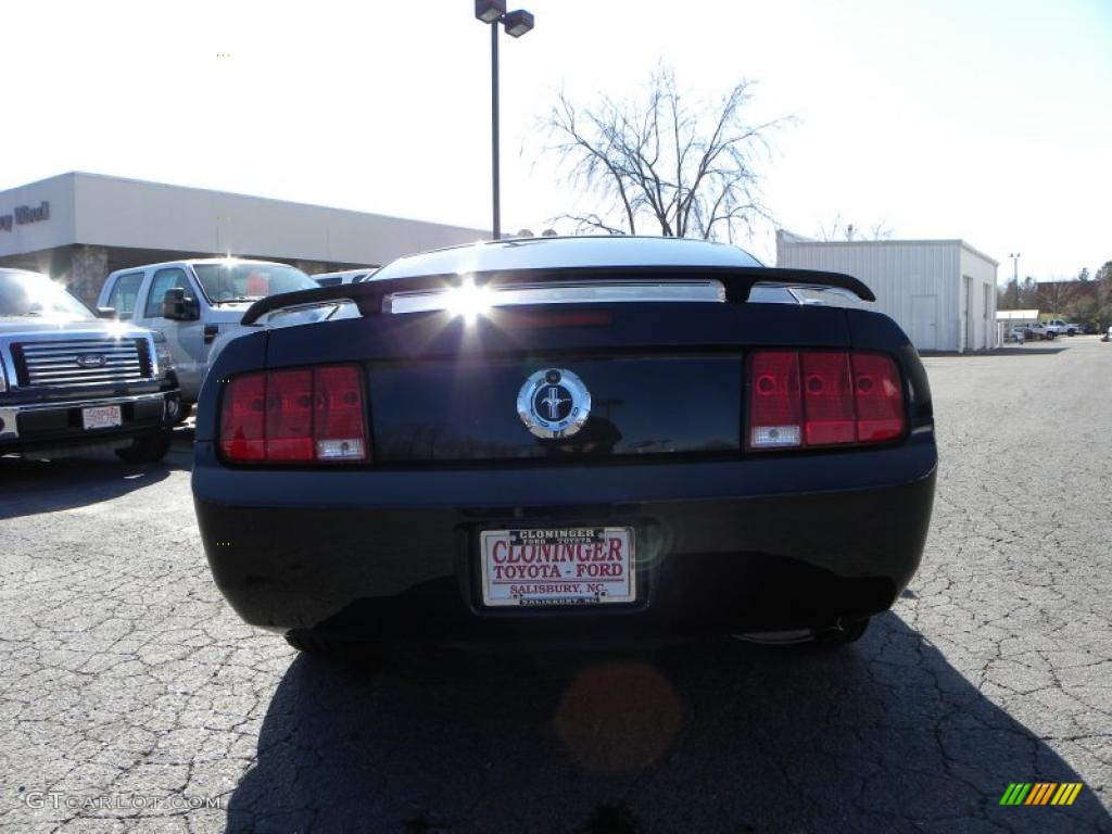 2006 Mustang V6 Deluxe Coupe - Black / Dark Charcoal photo #4