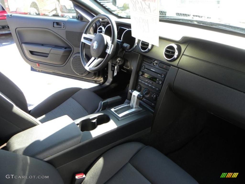 2006 Mustang V6 Deluxe Coupe - Black / Dark Charcoal photo #10