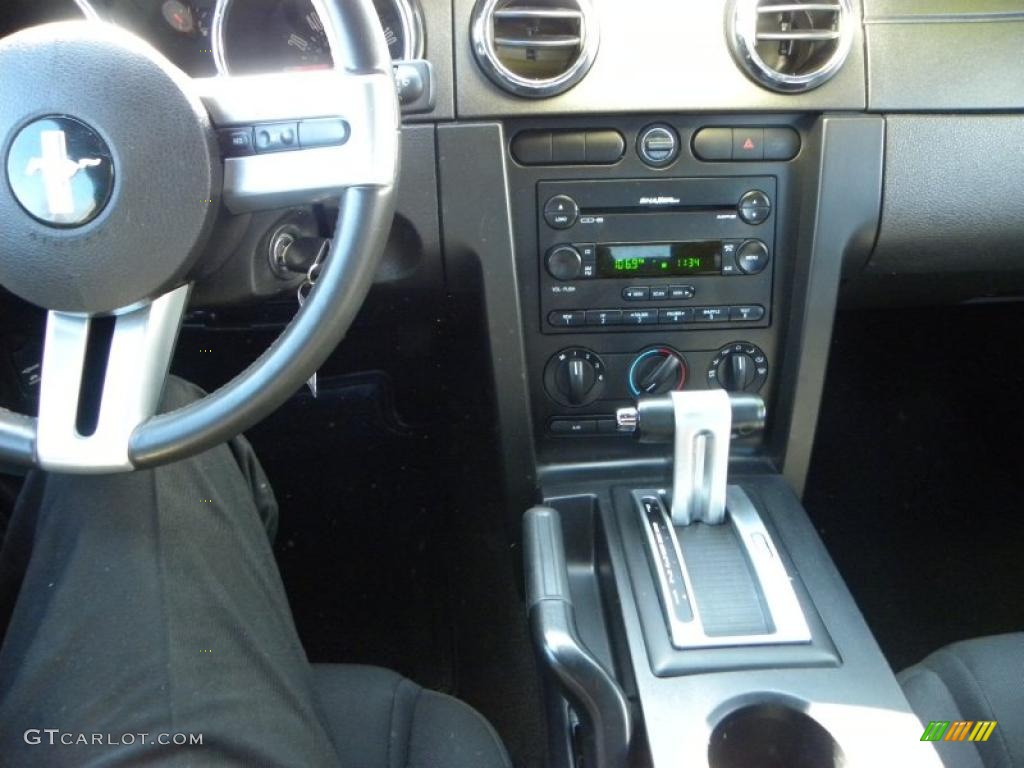 2006 Mustang V6 Deluxe Coupe - Black / Dark Charcoal photo #19