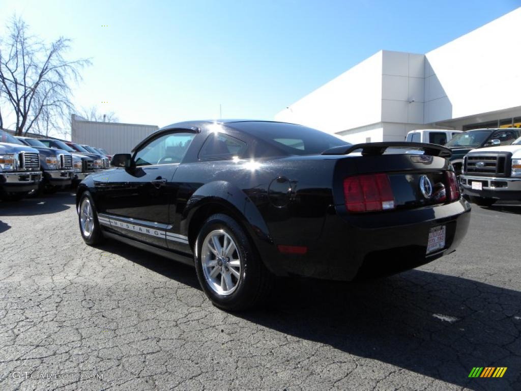 2006 Mustang V6 Deluxe Coupe - Black / Dark Charcoal photo #20
