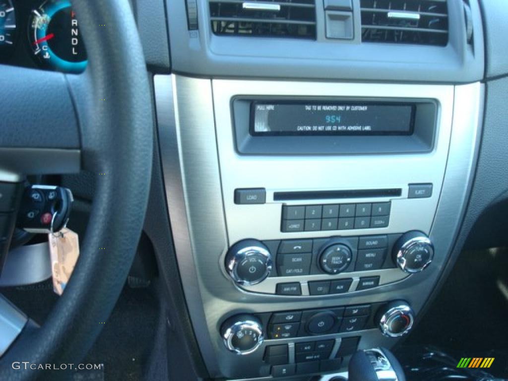 2010 Fusion SE - Brilliant Silver Metallic / Charcoal Black photo #18