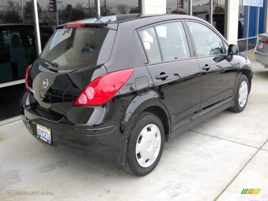 2008 Versa 1.8 S Hatchback - Super Black / Charcoal photo #3