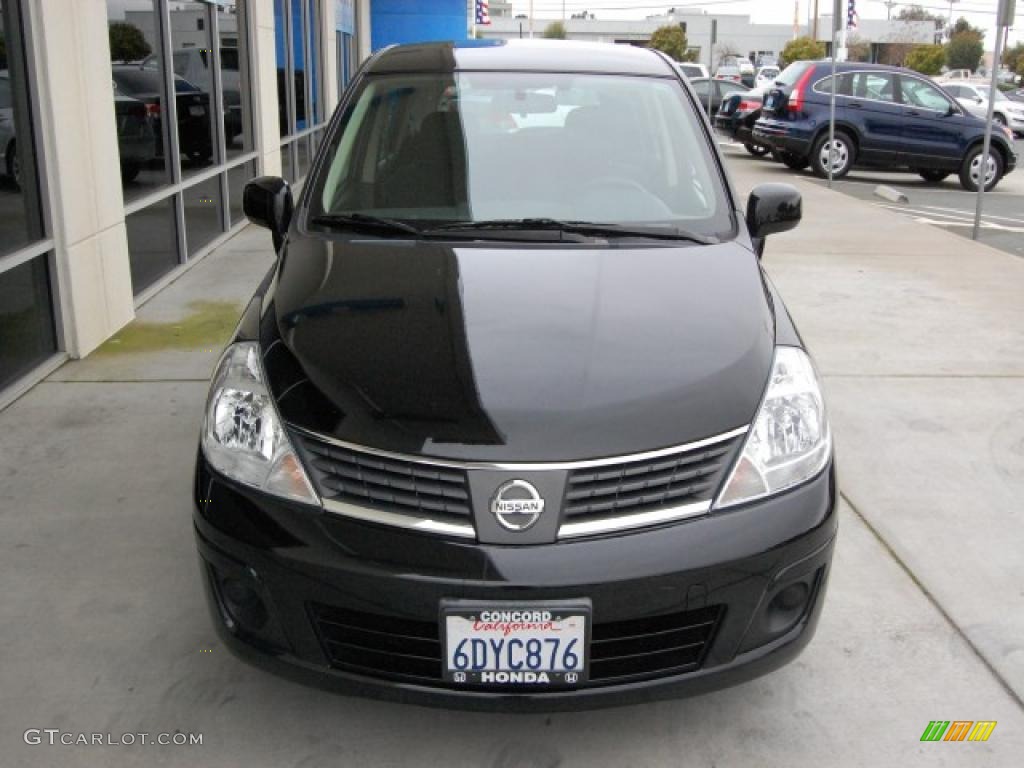 2008 Versa 1.8 S Hatchback - Super Black / Charcoal photo #8