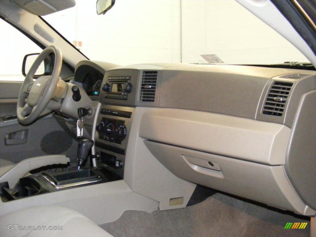 2005 Grand Cherokee Laredo - Deep Beryl Green Pearl / Khaki photo #16