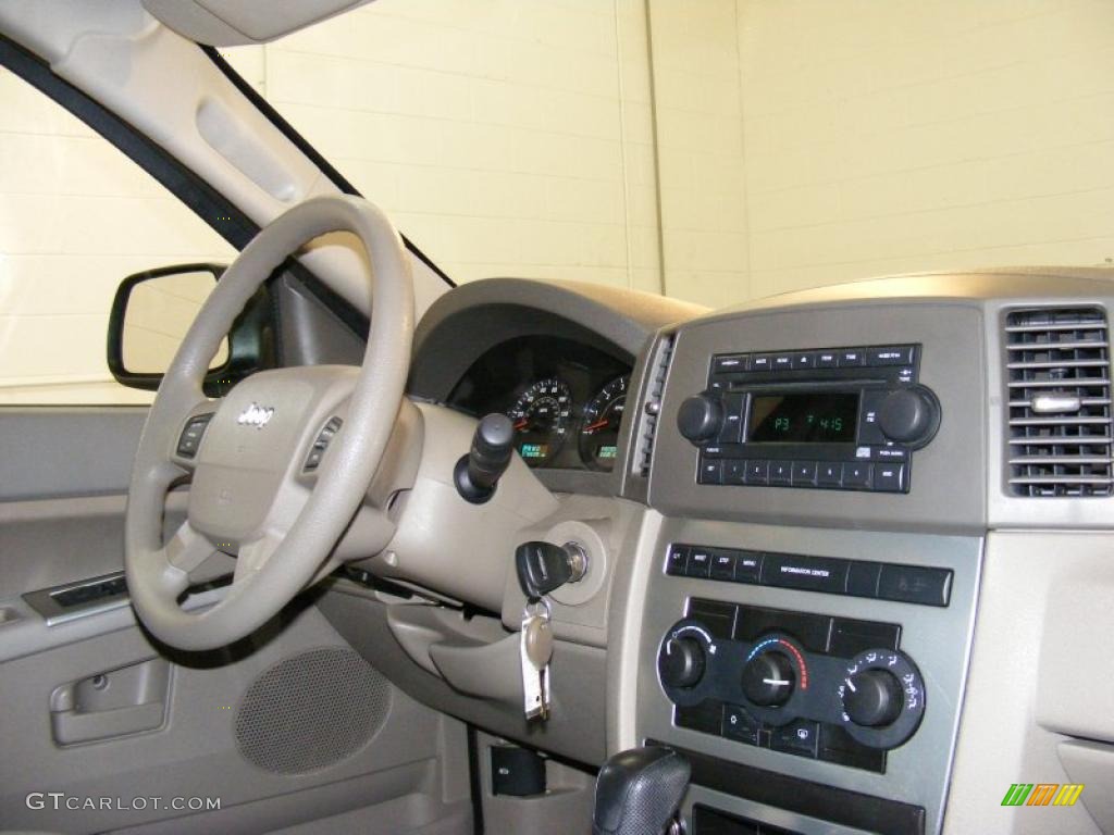 2005 Grand Cherokee Laredo - Deep Beryl Green Pearl / Khaki photo #17