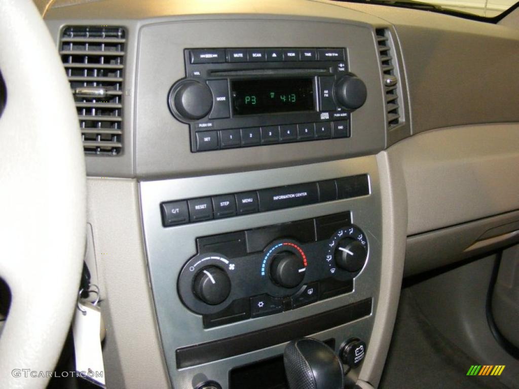 2005 Grand Cherokee Laredo - Deep Beryl Green Pearl / Khaki photo #23