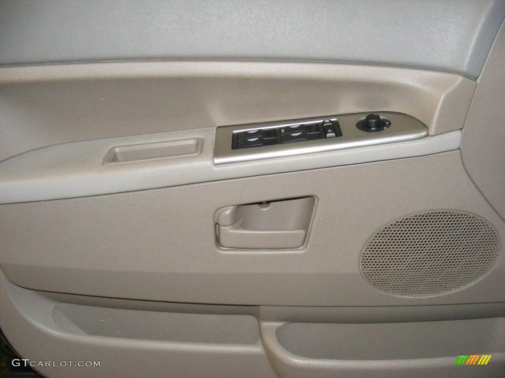 2005 Grand Cherokee Laredo - Deep Beryl Green Pearl / Khaki photo #25