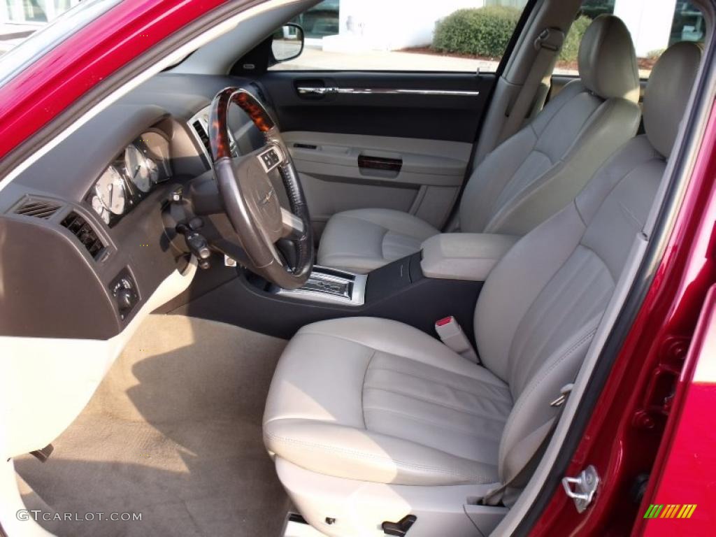 2007 300 C HEMI - Inferno Red Crystal Pearlcoat / Dark Slate Gray/Light Graystone photo #10