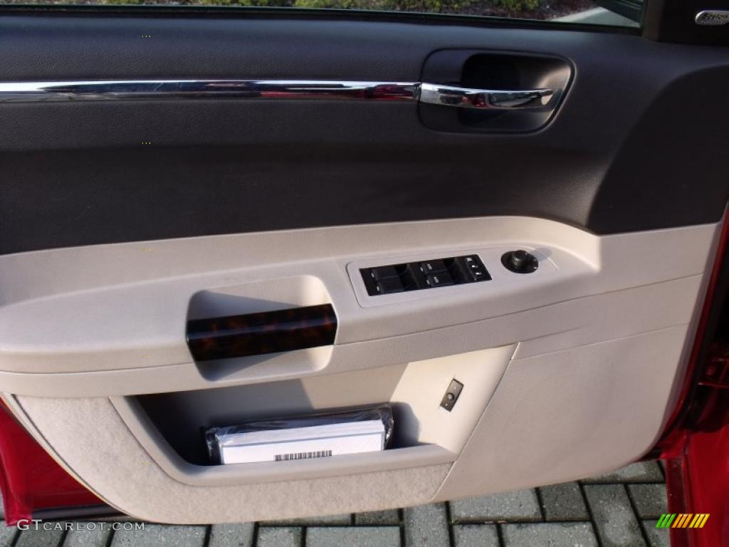 2007 300 C HEMI - Inferno Red Crystal Pearlcoat / Dark Slate Gray/Light Graystone photo #11