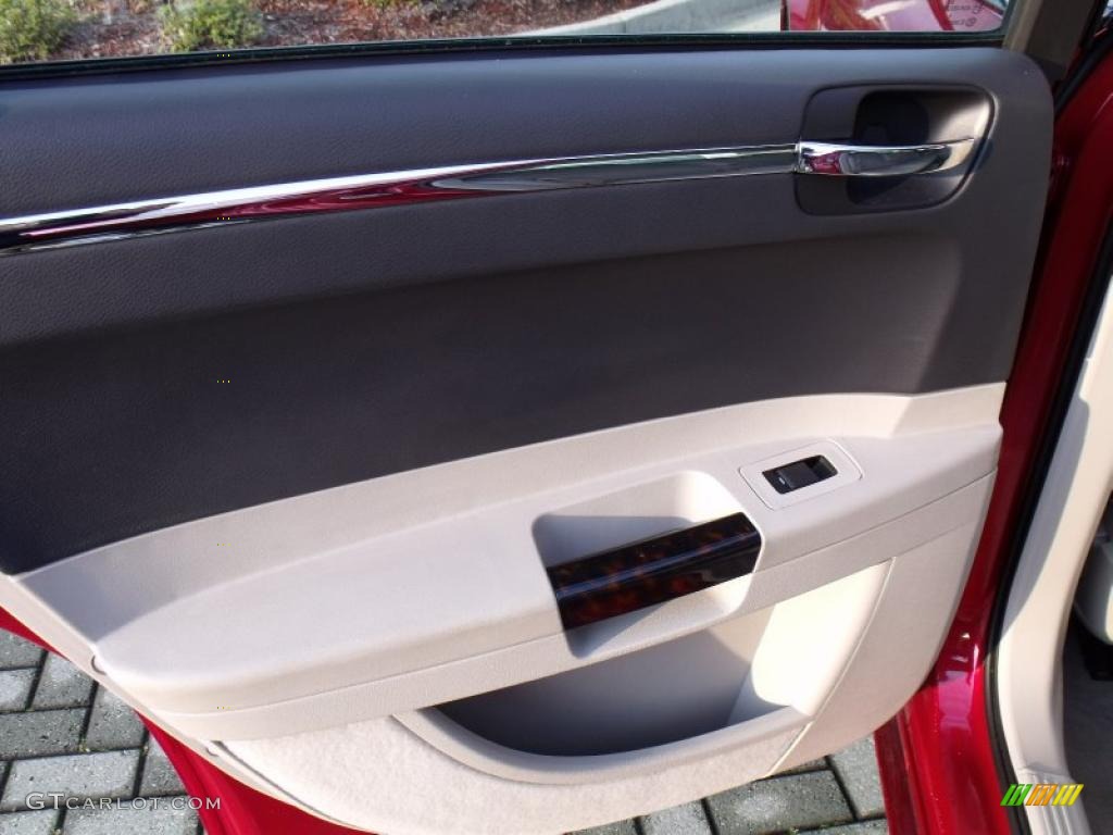 2007 300 C HEMI - Inferno Red Crystal Pearlcoat / Dark Slate Gray/Light Graystone photo #15