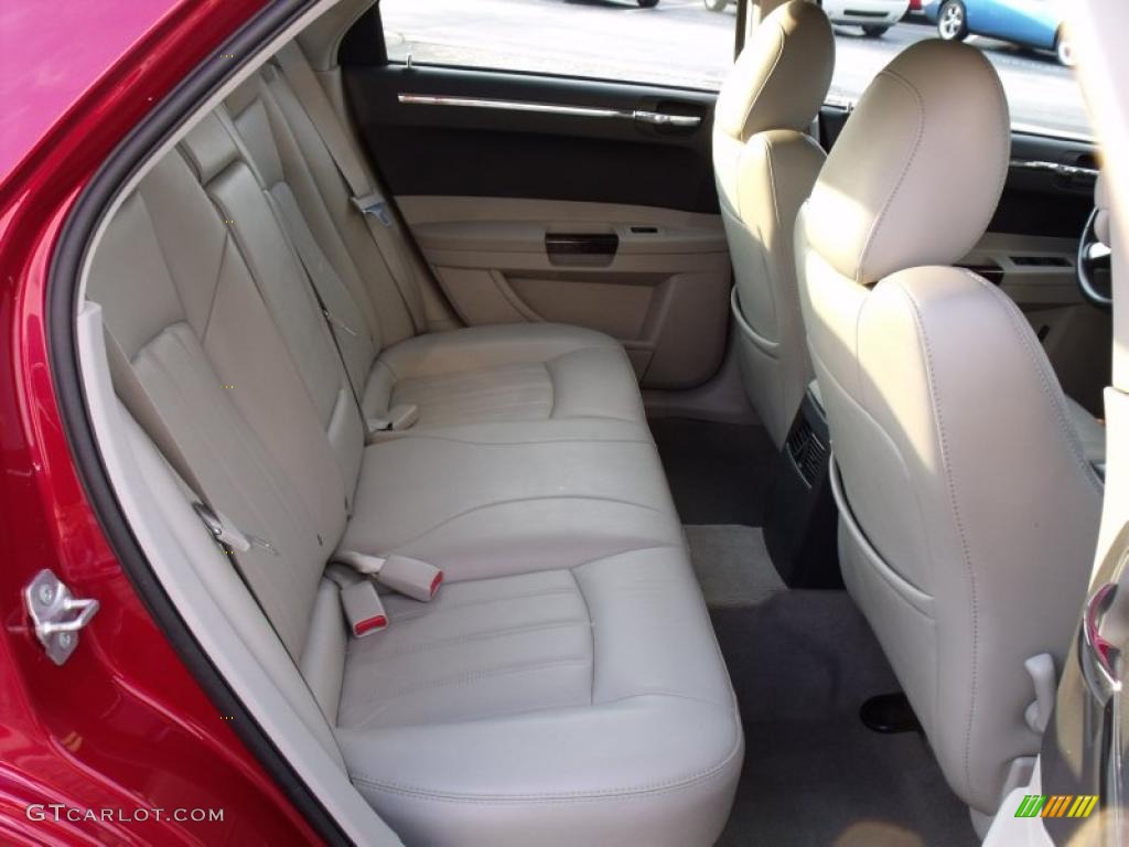 2007 300 C HEMI - Inferno Red Crystal Pearlcoat / Dark Slate Gray/Light Graystone photo #17