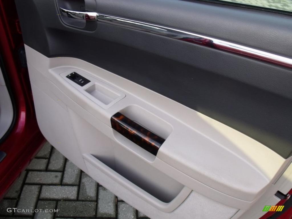 2007 300 C HEMI - Inferno Red Crystal Pearlcoat / Dark Slate Gray/Light Graystone photo #20