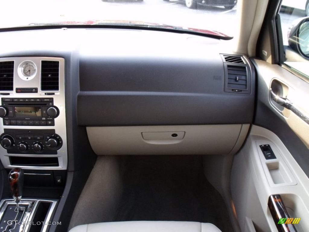 2007 300 C HEMI - Inferno Red Crystal Pearlcoat / Dark Slate Gray/Light Graystone photo #21