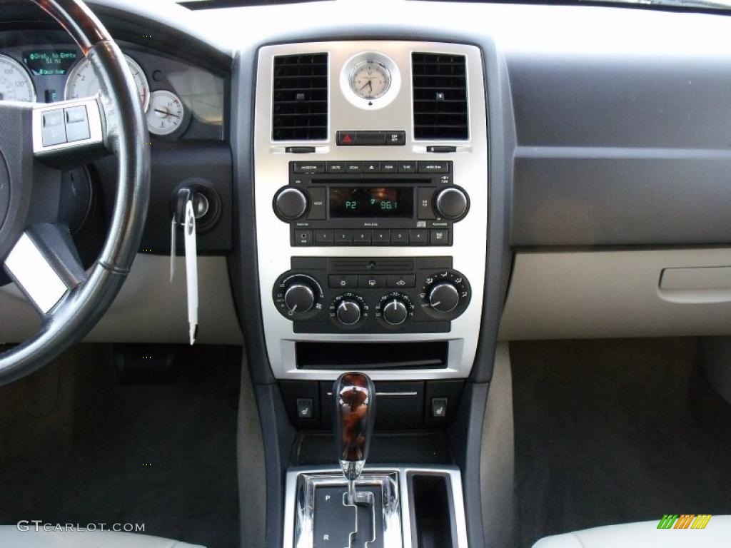 2007 300 C HEMI - Inferno Red Crystal Pearlcoat / Dark Slate Gray/Light Graystone photo #22