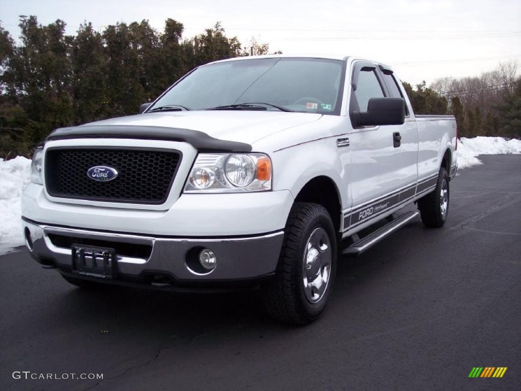 2006 F150 XLT SuperCab 4x4 - Oxford White / Medium/Dark Flint photo #3