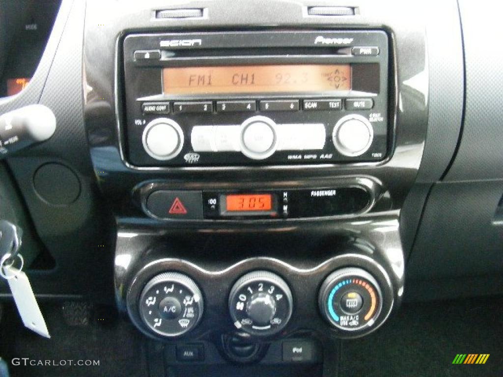 2008 xD  - Super White / Charcoal Gray photo #18