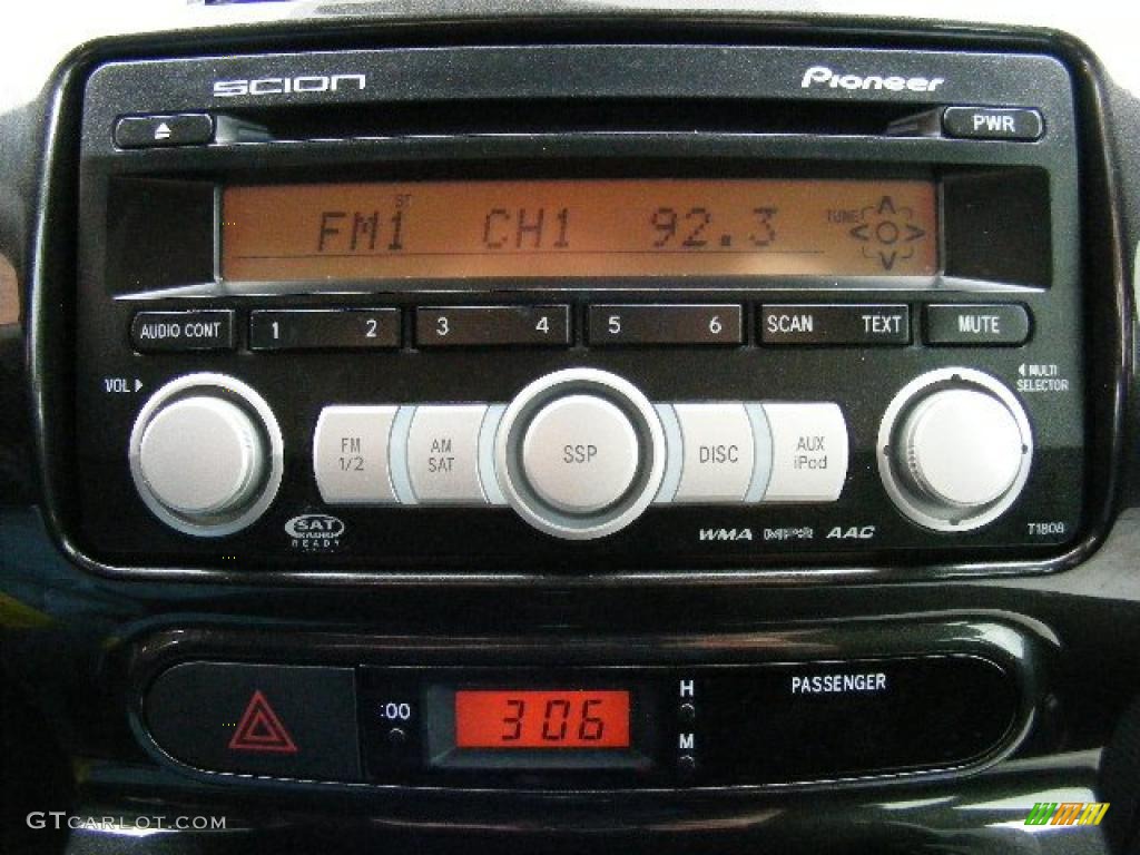 2008 xD  - Super White / Charcoal Gray photo #19