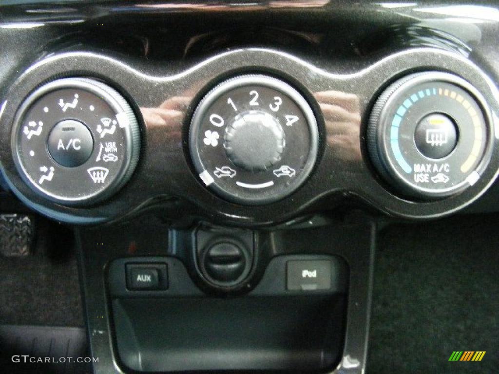 2008 xD  - Super White / Charcoal Gray photo #20