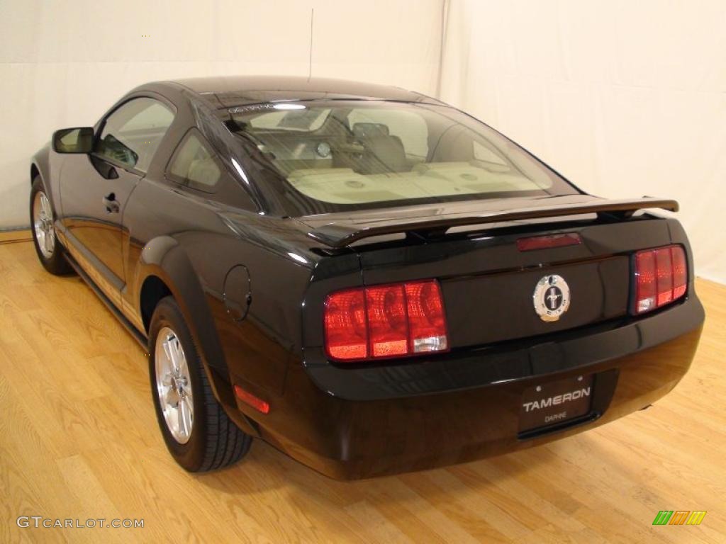 2006 Mustang V6 Premium Coupe - Black / Light Parchment photo #8