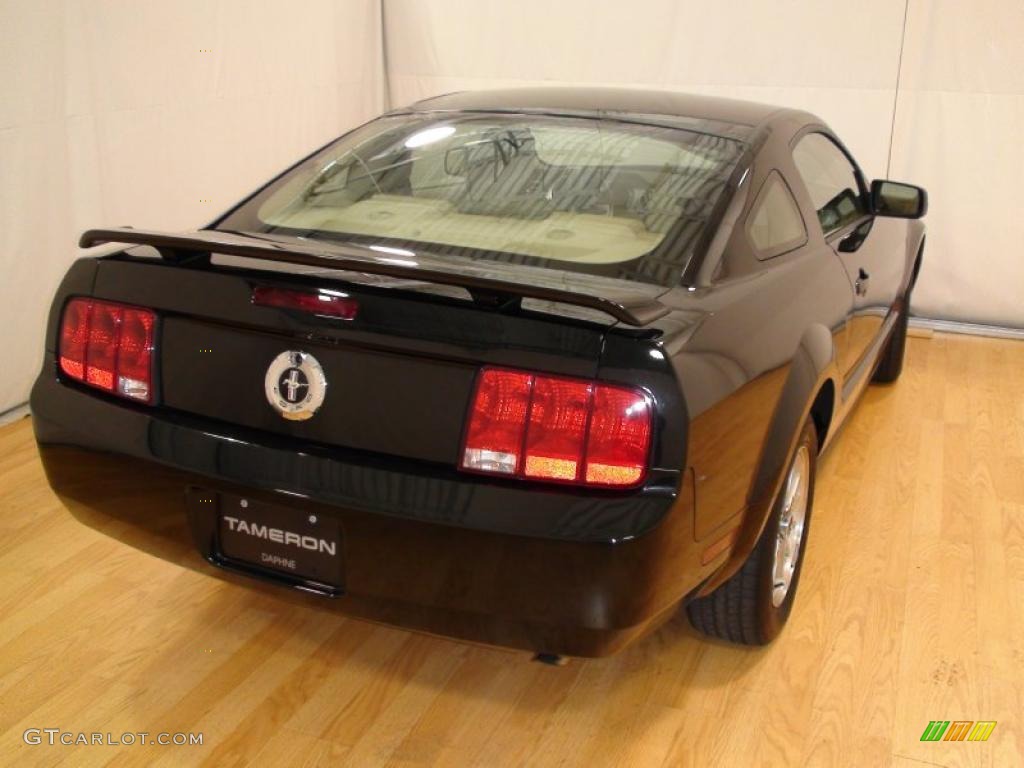 2006 Mustang V6 Premium Coupe - Black / Light Parchment photo #10