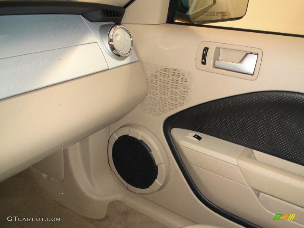 2006 Mustang V6 Premium Coupe - Black / Light Parchment photo #22